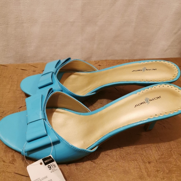 Low Heel Blue Shoes - Picture 3 of 3